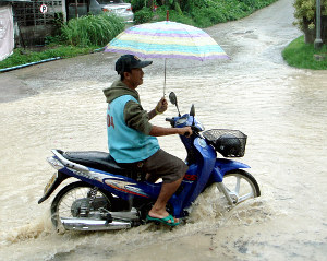Motorradtaxi bei Hochwasser